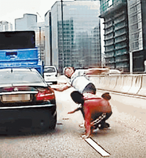 【狂踢】■赤膊貨車司機跌倒,白髮平治司機乘機連踢對方數腳,二人一度在快線推撞。互聯網【後襲】■趁赤膊男未穩定重心,白髮司機把握機會推其背。【出拳】■赤膊男企穩後,看準機會出拳還擊。 【狂踢】■赤膊貨車司機跌倒,白髮平治司機乘機連踢對方數腳,二人一度在快線推撞。互聯網【後襲】■趁赤膊男未穩定重心,白髮司機把握機會推其背。【出拳】■赤膊男企穩後,看準機會出拳還擊。