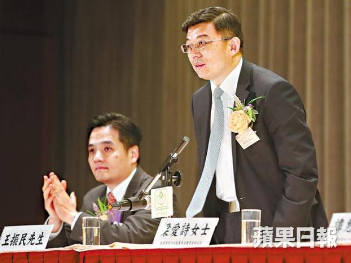 ■王振民(右)昨指人大對一地兩檢的決定有法律約束力。 ■王振民(右)昨指人大對一地兩檢的決定有法律約束力。