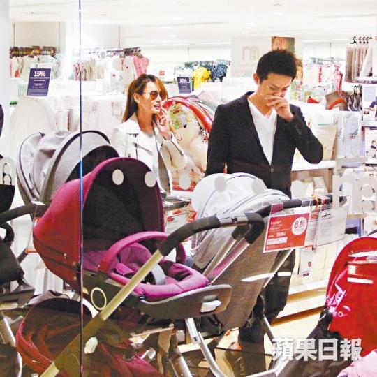 【買唔成】■盛品儒本來睇中價值萬多元的BB車,但沒有現貨。【等檢查】■蔡一鳳懷胎三個多月,日前由老公盛品儒陪去做產檢。【睇床品】■盛品儒夫婦拍拖去行嬰兒用品店。【問意見】■蔡一鳳看中一件BB衫,即問老公意見。 【買唔成】■盛品儒本來睇中價值萬多元的BB車,但沒有現貨。【等檢查】■蔡一鳳懷胎三個多月,日前由老公盛品儒陪去做產檢。【睇床品】■盛品儒夫婦拍拖去行嬰兒用品店。【問意見】■蔡一鳳看中一件BB衫,即問老公意見。