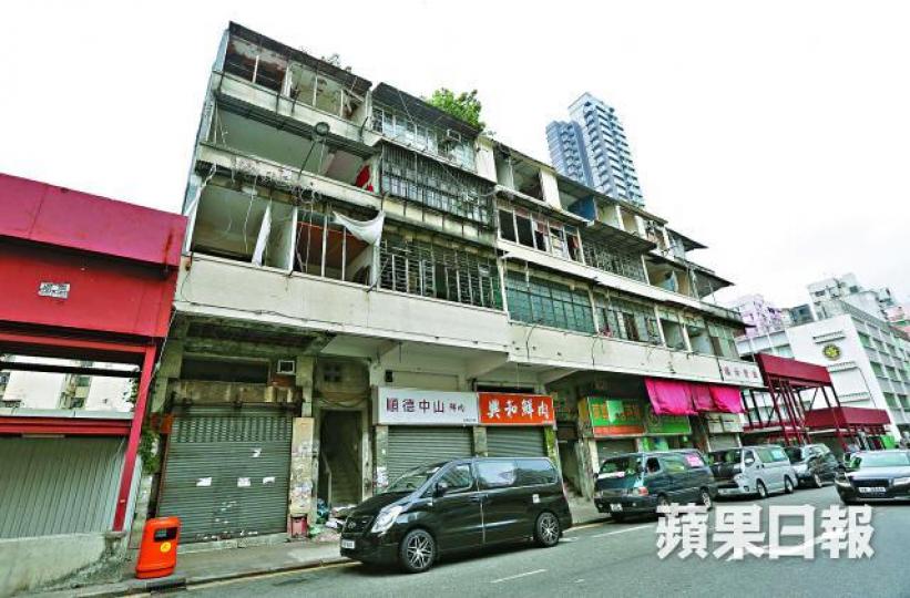 ■巴域街大部份唐樓已被恒地收購,外觀殘破不堪。 ■巴域街大部份唐樓已被恒地收購,外觀殘破不堪。