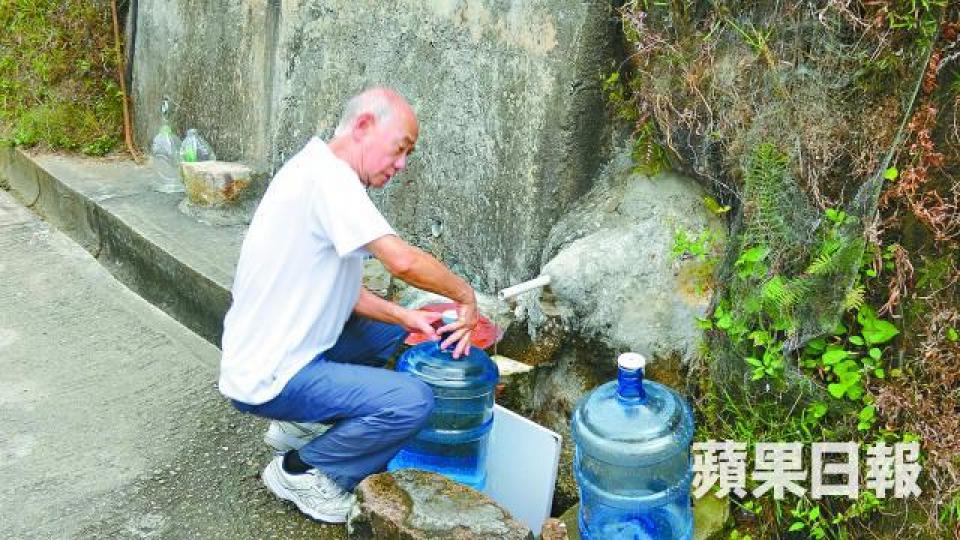 ■事發後,附近居民陳伯如常帶備兩個水樽取水。 ■事發後,附近居民陳伯如常帶備兩個水樽取水。