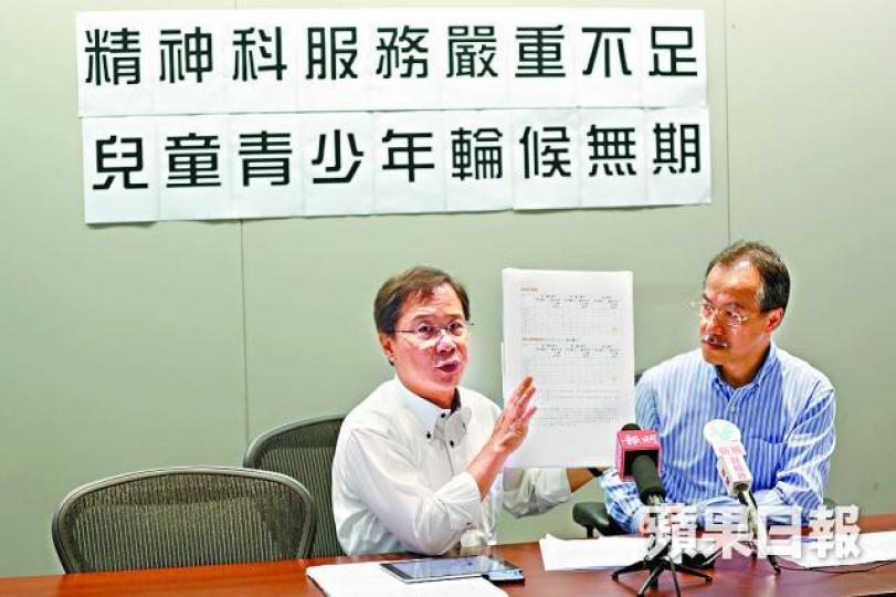 ■郭家麒(左)批評公院精神科輪候時間過長;旁為張超雄。 ■郭家麒(左)批評公院精神科輪候時間過長;旁為張超雄。