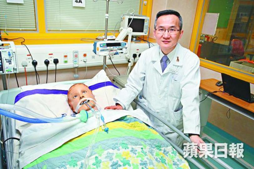 ■曾德賢指假病人能模擬打噴嚏,噴出螢光劑。■中心設108張病床,所有隔離病房均屬獨立式。 ■曾德賢指假病人能模擬打噴嚏,噴出螢光劑。■中心設108張病床,所有隔離病房均屬獨立式。