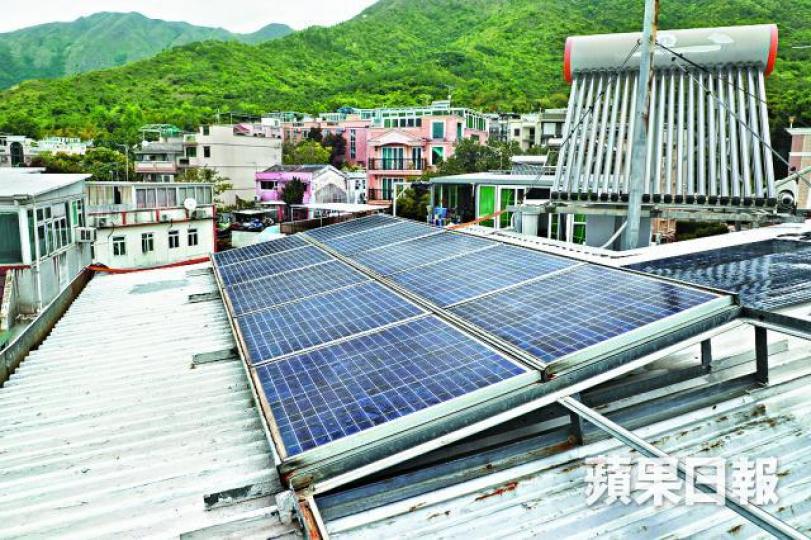■上網電價料10月推出,現時已有村屋屋頂安裝太陽能板。 ■上網電價料10月推出,現時已有村屋屋頂安裝太陽能板。