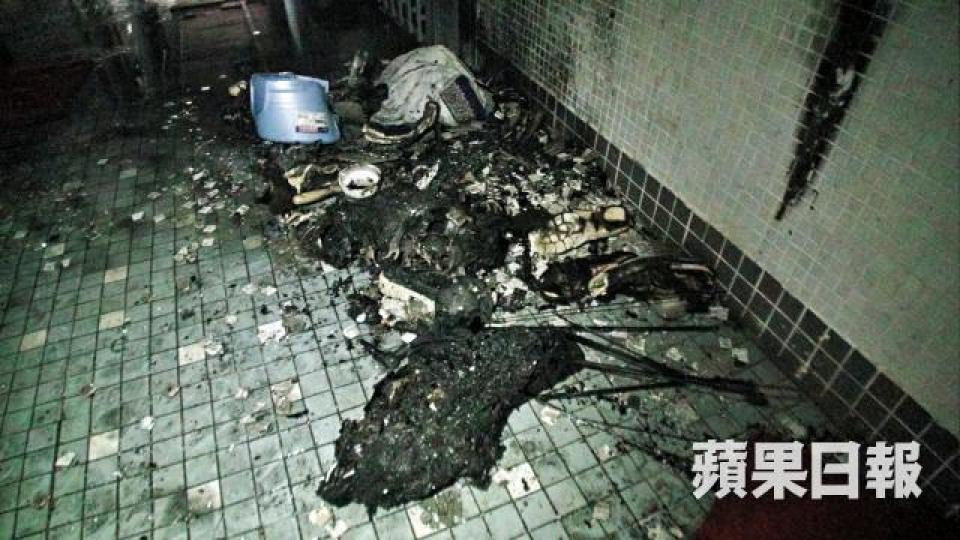 ■寶智樓10樓涉事單位門外鞋架連雜物起火,事後走廊熏黑一片。簡明恩攝 ■寶智樓10樓涉事單位門外鞋架連雜物起火,事後走廊熏黑一片。簡明恩攝