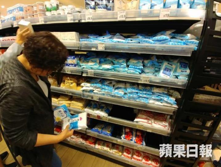 ■現時本港超市有出售不少中國製造的食鹽。李錦鏵攝 ■現時本港超市有出售不少中國製造的食鹽。李錦鏵攝