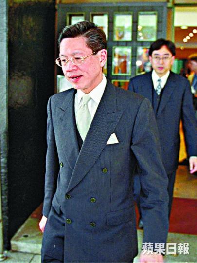■時任衞生福利及食物局長楊永強曾指沙士沒有在社區爆發。■福田敬二瘋狂搶白醋排隊買口罩板藍根熱賣 ■時任衞生福利及食物局長楊永強曾指沙士沒有在社區爆發。■福田敬二瘋狂搶白醋排隊買口罩板藍根熱賣