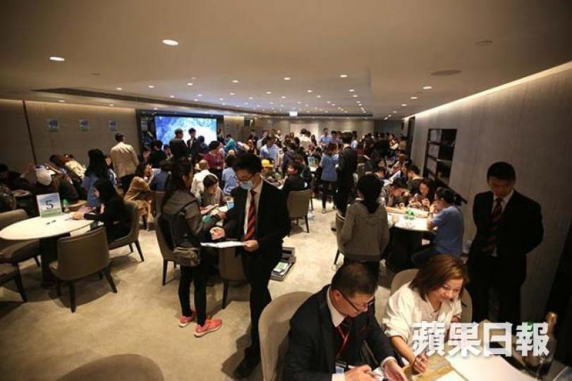 ■港樓越升越有,往後幾年,香港後生仔似乎仲未可以改寫買樓靠父母嘅宿命。 資料圖片 ■港樓越升越有,往後幾年,香港後生仔似乎仲未可以改寫買樓靠父母嘅宿命。 資料圖片