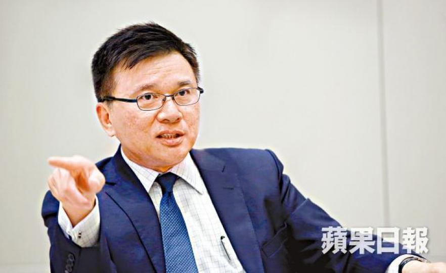 ■陳家強表示,若收窄港滙強弱保證範圍,金管局便要經常入市。 ■陳家強表示,若收窄港滙強弱保證範圍,金管局便要經常入市。