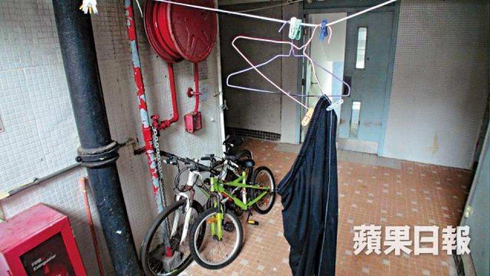 【寶林邨四大火警隱患】消防栓泊單車 消防栓旁鎖上單車,又掛衣晾曬;更有住戶投訴救火時消防喉無水出雜物擋滅火筒 7樓走廊滅火筒擺放處被大量雜物塞死,遇上火警時難以取出滅火筒鞋櫃亂放走廊 住戶將鞋櫃、膠袋等大量雜物擺放於7樓走廊,阻礙逃生化寶盆棄後梯 6樓後梯消防栓掛滿紙皮及衣物,地下放化寶盆,阻礙救火進度洪太 【寶林邨四大火警隱患】消防栓泊單車 消防栓旁鎖上單車,又掛衣晾曬;更有住戶投訴救火時消防喉無水出雜物擋滅火筒 7樓走廊滅火筒擺放處被大量雜物塞死,遇上火警時難以取出滅火筒鞋櫃亂放走廊 住戶將鞋櫃、膠袋等大量雜物擺放於7樓走廊,阻礙逃生化寶盆棄後梯 6樓後梯消防栓掛滿紙皮及衣物,地下放化寶盆,阻礙救火進度洪太