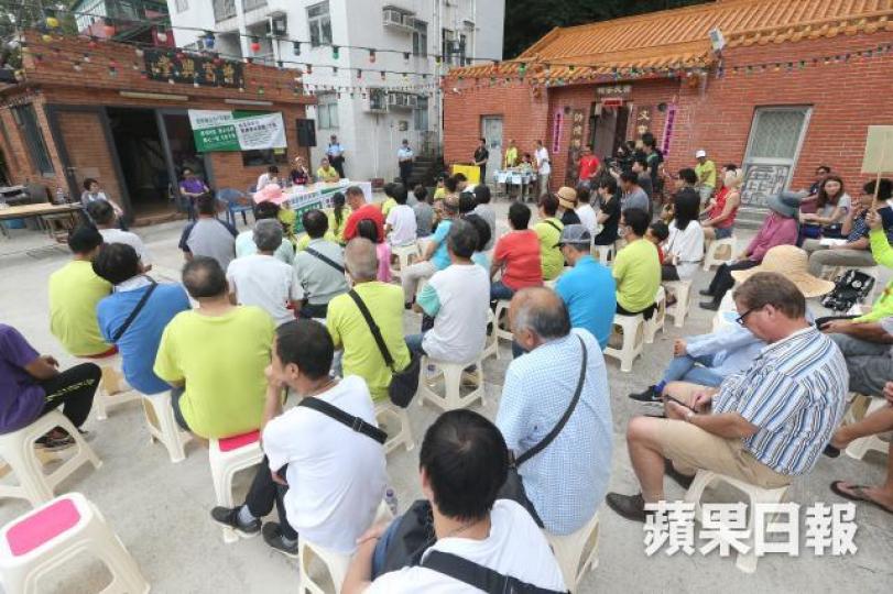 ■鹿地塘村近百村民昨出席村民大會,反對桃源洞申請私營龕場牌照。王子俊攝 ■鹿地塘村近百村民昨出席村民大會,反對桃源洞申請私營龕場牌照。王子俊攝