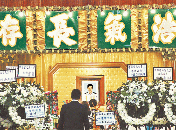■上月執勤時殉職的交通部高級警員林海雲昨設靈。溫文學攝■靈堂前擺有紙紮電單車。 ■上月執勤時殉職的交通部高級警員林海雲昨設靈。溫文學攝■靈堂前擺有紙紮電單車。