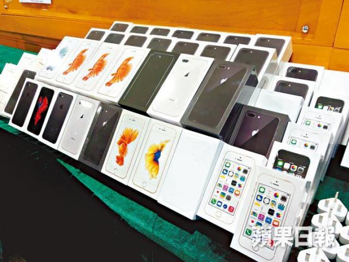 ■海關前日撿獲多部冒牌iPhone。翁鈺輝攝 ■海關前日撿獲多部冒牌iPhone。翁鈺輝攝