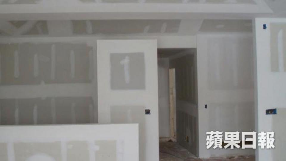 石膏板間牆優點:施工簡單、成本最低;缺點:較易損毀木板間牆優點:施工簡單、較能承重;缺點:較易生蟲發霉、含甲醛磚牆(又分輕磚、沙磚和紅磚)優點:耐用承重、防霉防火、隔音;缺點:成本高裝修妹:Pizza姐姐,90後,屋企從事裝修生意,加入裝修佬平台3年,主要負責繪畫平面圖及協助供應商處理一般客戶建材問題。 石膏板間牆優點:施工簡單、成本最低;缺點:較易損毀木板間牆優點:施工簡單、較能承重;缺點:較易生蟲發霉、含甲醛磚牆(又分輕磚、沙磚和紅磚)優點:耐用承重、防霉防火、隔音;缺點:成本高裝修妹:Pizza姐姐,90後,屋企從事裝修生意,加入裝修佬平台3年,主要負責繪畫平面圖及協助供應商處理一般客戶建材問題。