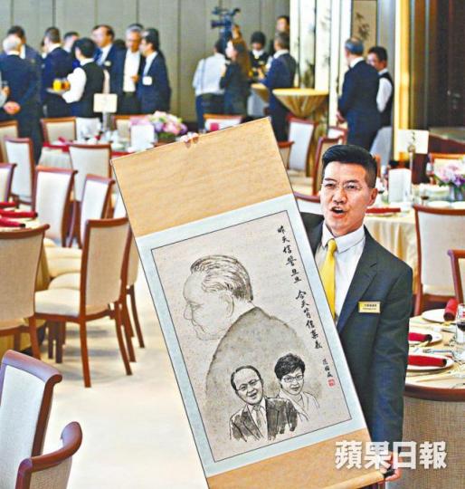 ■范國威昨展示有鄧小平、王志民及林鄭月娥肖像的字畫。■范5年前曾向出席立法會午宴的張曉明送上國畫。 ■范國威昨展示有鄧小平、王志民及林鄭月娥肖像的字畫。■范5年前曾向出席立法會午宴的張曉明送上國畫。