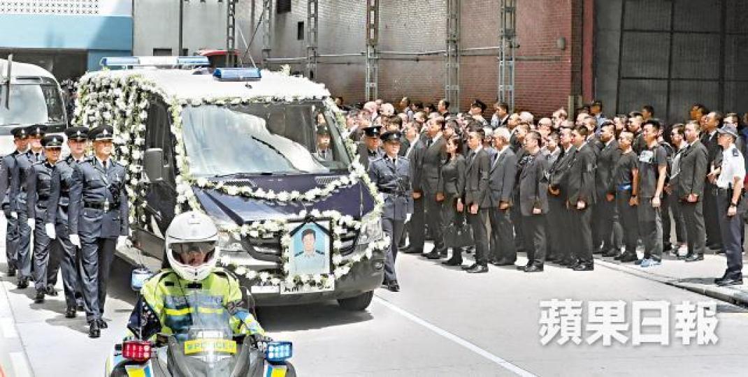 ■交警林海雲昨日出殯,大批同袍送別。夏家朗攝■靈車由警方開路重返東九龍走廊意外現場路祭。周鴻熙攝■林海雲兒子於靈柩前哭別父親。■林海雲■財政司長陳茂波乘紅色座駕到殯儀館,備受爭議。 ■交警林海雲昨日出殯,大批同袍送別。夏家朗攝■靈車由警方開路重返東九龍走廊意外現場路祭。周鴻熙攝■林海雲兒子於靈柩前哭別父親。■林海雲■財政司長陳茂波乘紅色座駕到殯儀館,備受爭議。