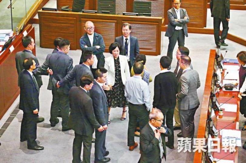 ■多名民主派議員昨衝到主席台前與葉劉淑儀爭辯。 ■多名民主派議員昨衝到主席台前與葉劉淑儀爭辯。