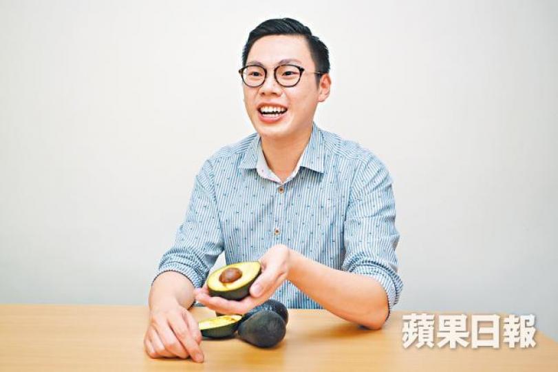 ■盧庭威建議自製牛油果醬塗麵包,取代不健康的牛油。李潤芳攝 ■盧庭威建議自製牛油果醬塗麵包,取代不健康的牛油。李潤芳攝