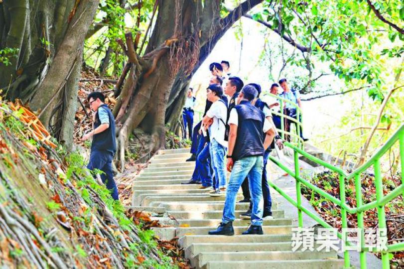 ■警方到場調查,並設法了解死者身份。 ■警方到場調查,並設法了解死者身份。
