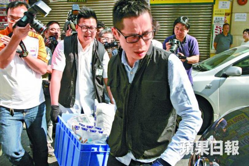 ■重案組探員事發後到中醫診所撿走醫療用品調查。 ■重案組探員事發後到中醫診所撿走醫療用品調查。