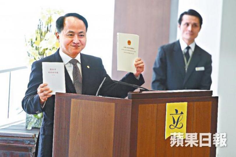 ■王志民昨推介《鄧小平論香港問題》與《憲法和基本法合訂本》。 ■王志民昨推介《鄧小平論香港問題》與《憲法和基本法合訂本》。
