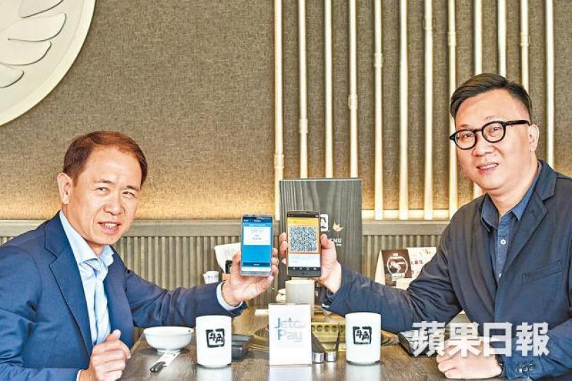 ■銀通行政總裁蔡炳中(左)指服務推展至餐飲集團,可帶動交易量增長。方家遠攝 ■銀通行政總裁蔡炳中(左)指服務推展至餐飲集團,可帶動交易量增長。方家遠攝