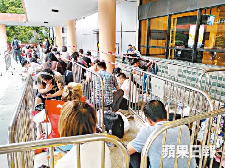 【沙田大會堂】■昨傍晚有數十人打地鋪,秩序良好。溫文學攝【尖沙嘴通利】■南亞幫以雨傘被鋪等霸佔約20呎長位置,無人阻止。黎家駒攝 【沙田大會堂】■昨傍晚有數十人打地鋪,秩序良好。溫文學攝【尖沙嘴通利】■南亞幫以雨傘被鋪等霸佔約20呎長位置,無人阻止。黎家駒攝