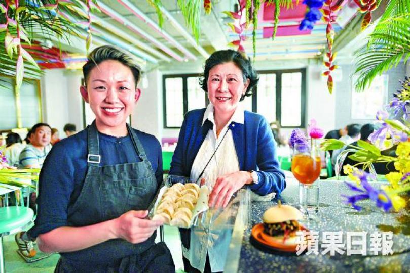 ■周凱旋(右)送咗盤自己包嘅素牛餃子畀Happy Paradise主廚。 ■周凱旋(右)送咗盤自己包嘅素牛餃子畀Happy Paradise主廚。