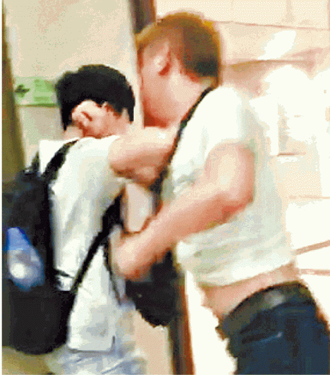 ■金毛醉漢將女事主推向牆邊及防煙門。■女事主後腦遭人用電筒扑傷,血染衣衫。 ■金毛醉漢將女事主推向牆邊及防煙門。■女事主後腦遭人用電筒扑傷,血染衣衫。