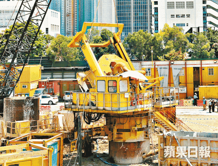 ■地盤其中一部鑽樁機突然傾側,壓住工作台上一名工人。梁瑞帆攝 ■地盤其中一部鑽樁機突然傾側,壓住工作台上一名工人。梁瑞帆攝