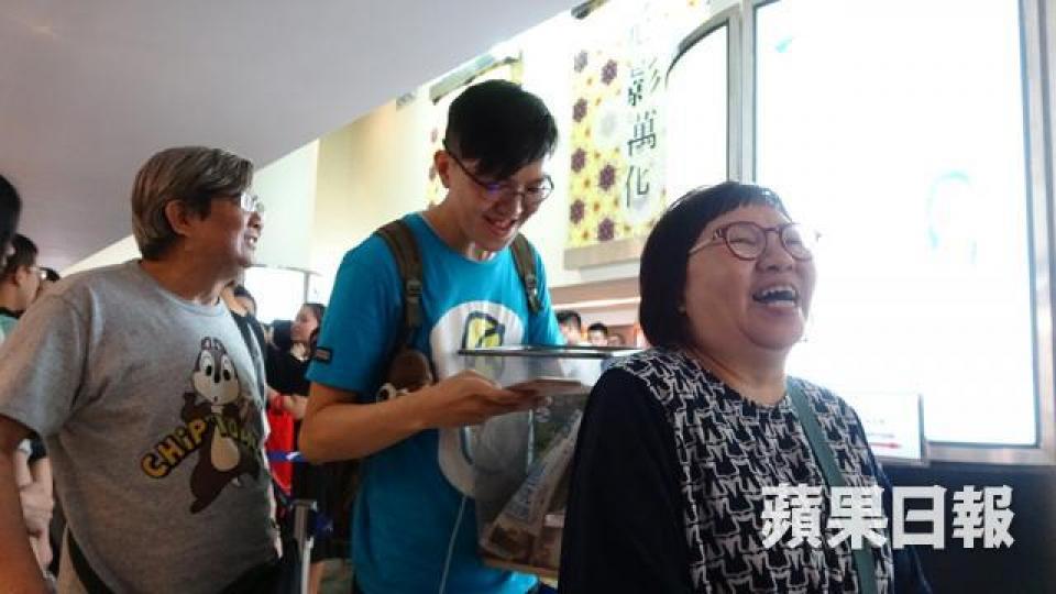 ■何女士與丈夫及兒子過去一周輪流排隊買黃子華的棟篤笑門票。■在沙田大會堂排隊的鄭小姐指錯過了上次黃子華的棟篤笑，今次一定要買到門票。■通宵於尖沙嘴文化中心排隊的牙科護士「啫喱」，成功購得尾場4張門票，喜上眉梢。