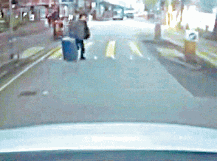 【拖篋婦「撞車」經過】(1)3月9日早上,一名拖篋婦於九龍塘達之路橫過馬路,私家車見狀於5米外已收油停下【拖篋婦「撞車」經過】(2)婦人未有依行人輔助線橫過馬路,反而直奔私家車車頭,司機多次響號亦無停下【拖篋婦「撞車」經過】(3)拖篋婦走至私家車前方,側身撞向車頭後「應聲倒地」 【拖篋婦「撞車」經過】(1)3月9日早上,一名拖篋婦於九龍塘達之路橫過馬路,私家車見狀於5米外已收油停下【拖篋婦「撞車」經過】(2)婦人未有依行人輔助線橫過馬路,反而直奔私家車車頭,司機多次響號亦無停下【拖篋婦「撞車」經過】(3)拖篋婦走至私家車前方,側身撞向車頭後「應聲倒地」