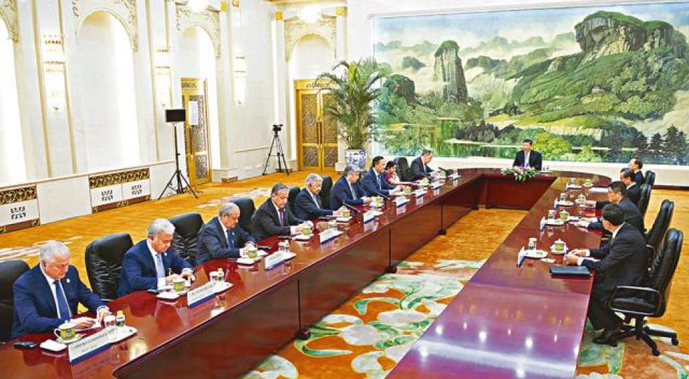 ■習近平(中)主持上合組織外長會議。 ■習近平(中)主持上合組織外長會議。