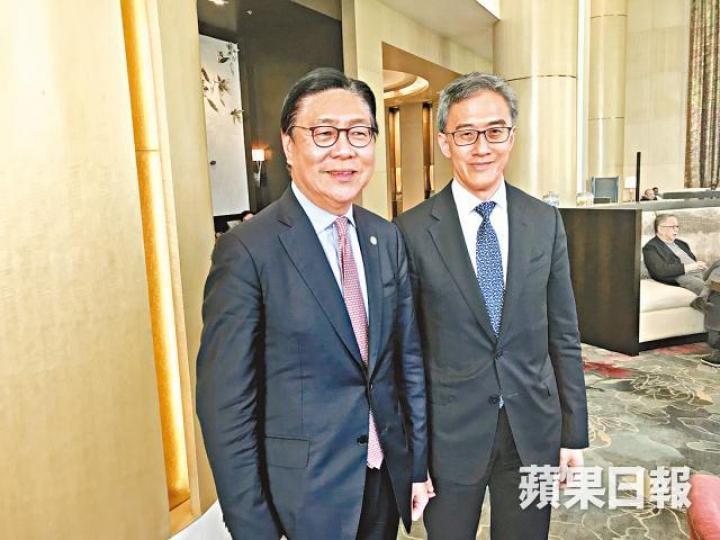 ■港鐵主席馬時亨(左)指正研究與鐵總旗下車站上蓋興建住宅。 ■港鐵主席馬時亨(左)指正研究與鐵總旗下車站上蓋興建住宅。