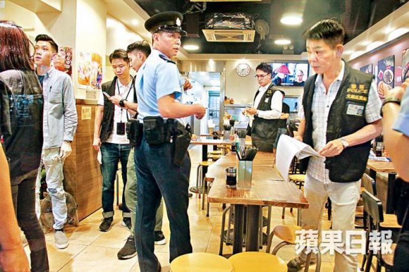 ■元朗食店爆斬人案，警員到場調查。黎家駒攝