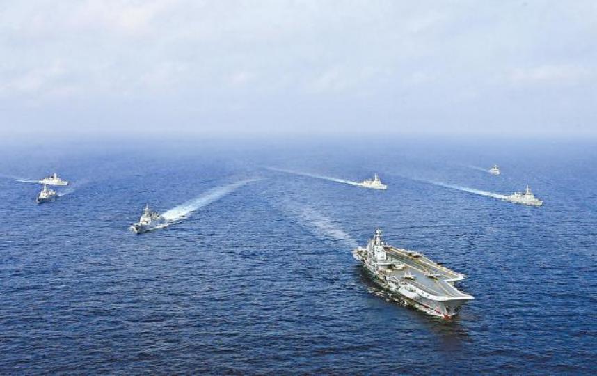 ■遼寧號編隊近日在東海實戰演練。■遼寧號上的殲15艦載機待命。新華社 ■遼寧號編隊近日在東海實戰演練。■遼寧號上的殲15艦載機待命。新華社