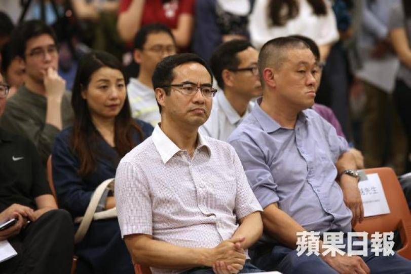 教協會長馮偉華炮轟校方「赤裸承認要導師攞低啲人工、做相同工作」，做法拙劣粗暴。