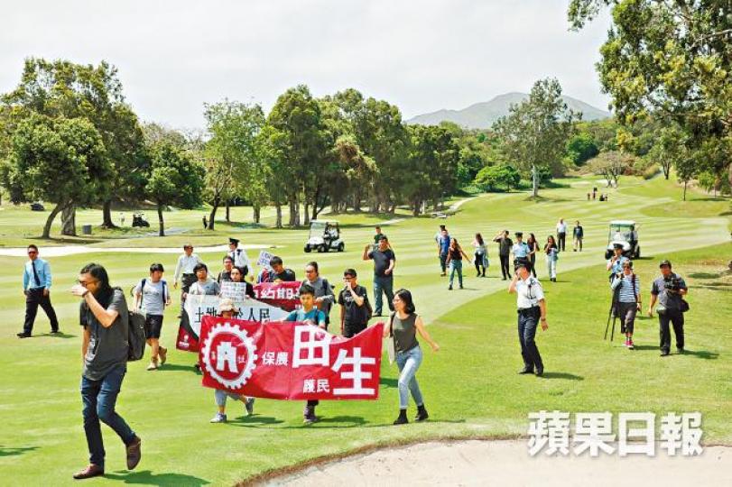 ■有團體早前踩入粉嶺高球場抗議，促收回建屋。資料圖片