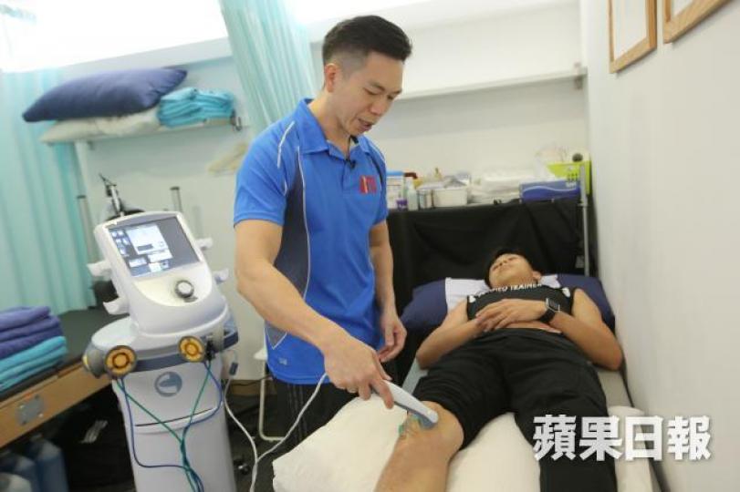 ■物理治療師周錦浩稱,不同電療各有功效,如超聲波可助受傷軟組織加快生長,增加血液循環。陳善南攝 ■物理治療師周錦浩稱,不同電療各有功效,如超聲波可助受傷軟組織加快生長,增加血液循環。陳善南攝