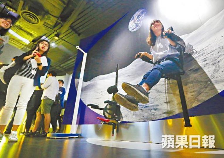 ■月球彈跳機可讓公眾垂直彈跳感受月球引力。王子俊攝■新展廳內有特製儀器，以低氣壓及高壓電模擬極光情境。