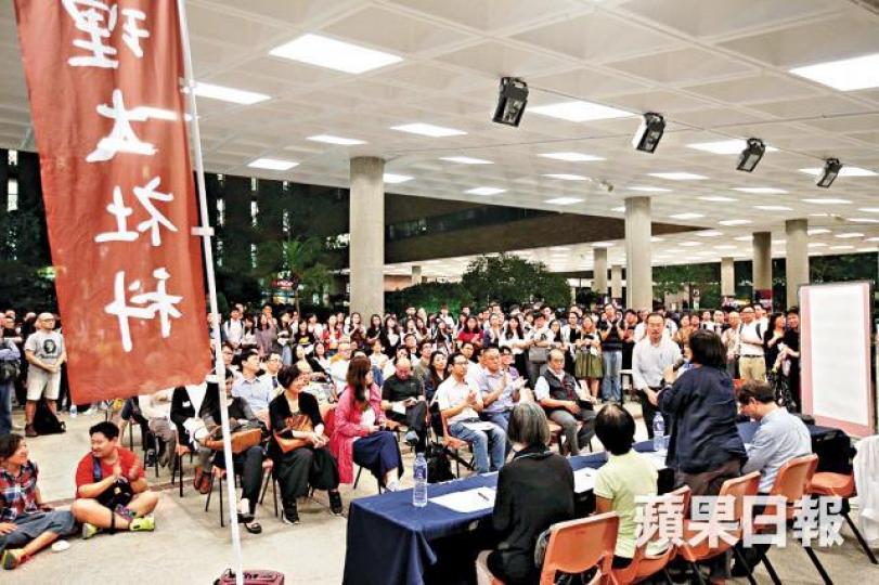 ■近400師生昨出席集會聲援被裁導師。黎樹雄攝