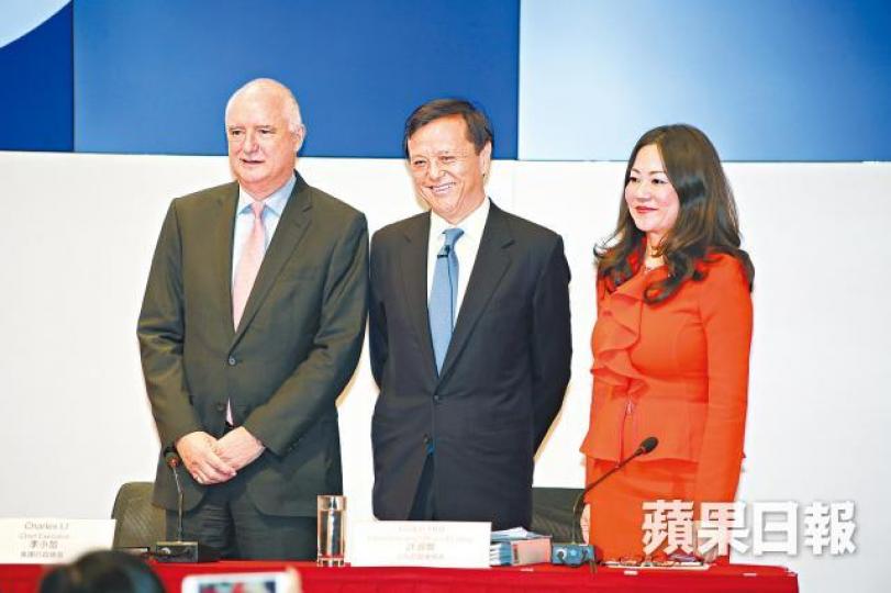 ■李小加(中)表示,下周一起接受同股不同權上市申請。左為上市部主管戴林瀚;右為上市部營運總裁許淑嫺。晉平安攝 ■李小加(中)表示,下周一起接受同股不同權上市申請。左為上市部主管戴林瀚;右為上市部營運總裁許淑嫺。晉平安攝