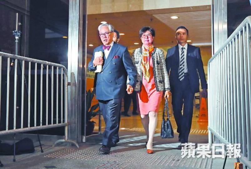 ■曾蔭權昨應訊後拖着妻子離開法院。謝榮耀攝■曾蔭培夫婦(左圖)及曾璟璇(右圖)到庭支持胞兄曾蔭權。■曾蔭權次子曾慶淳到高院旁聽。 ■曾蔭權昨應訊後拖着妻子離開法院。謝榮耀攝■曾蔭培夫婦(左圖)及曾璟璇(右圖)到庭支持胞兄曾蔭權。■曾蔭權次子曾慶淳到高院旁聽。