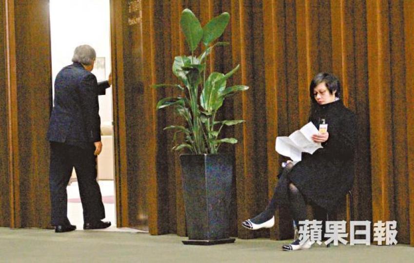 ■每逢投票關鍵時刻,相關政策局的狗仔隊就會監察議員行蹤。資料圖片 ■每逢投票關鍵時刻,相關政策局的狗仔隊就會監察議員行蹤。資料圖片