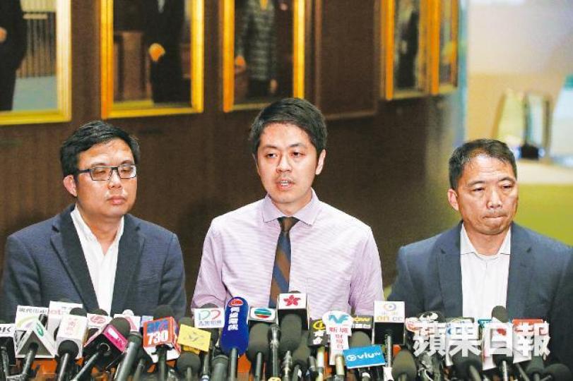 ■許智峯(中)昨在民主黨黨團召集人涂謹申(左)及主席胡志偉(右)陪同下見傳媒,向涉事女EO道歉。李家皓攝 ■許智峯(中)昨在民主黨黨團召集人涂謹申(左)及主席胡志偉(右)陪同下見傳媒,向涉事女EO道歉。李家皓攝