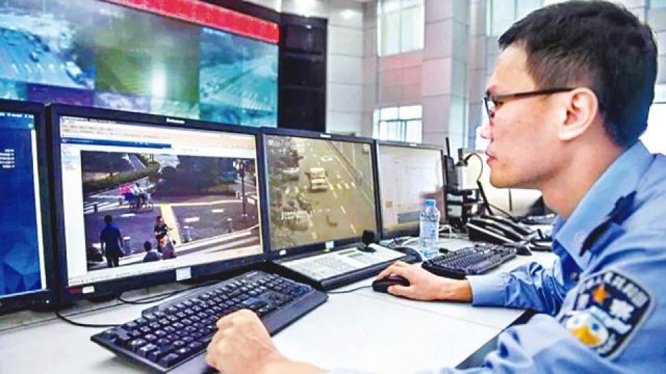 ■深圳交警在監控室觀察紅綠燈口情況。■路口的辨識系統自動比對違規者身份。 ■深圳交警在監控室觀察紅綠燈口情況。■路口的辨識系統自動比對違規者身份。