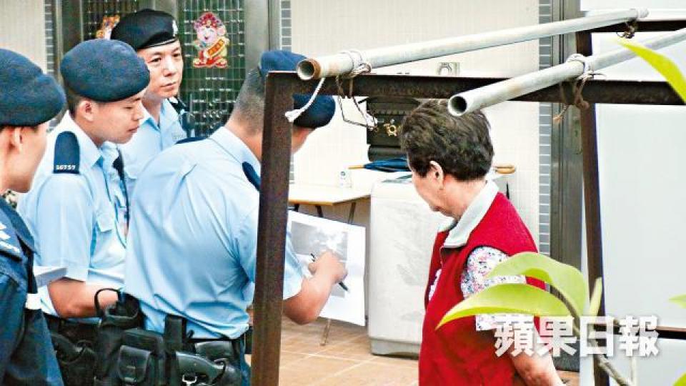 ■警員昨手持閉路電視拍攝到的兩名神秘人撮圖,向山貝村民查詢。溫瑞麟攝■傳真社日前公開的閉路電視片段,顯示有神秘人目擊火警但無報警。 ■警員昨手持閉路電視拍攝到的兩名神秘人撮圖,向山貝村民查詢。溫瑞麟攝■傳真社日前公開的閉路電視片段,顯示有神秘人目擊火警但無報警。