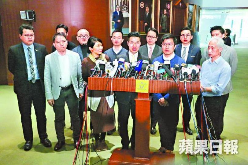 ■梁耀忠(右)早前要求一同喊「結束一黨專政」口號,但因未有共識而無實行。 ■梁耀忠(右)早前要求一同喊「結束一黨專政」口號,但因未有共識而無實行。