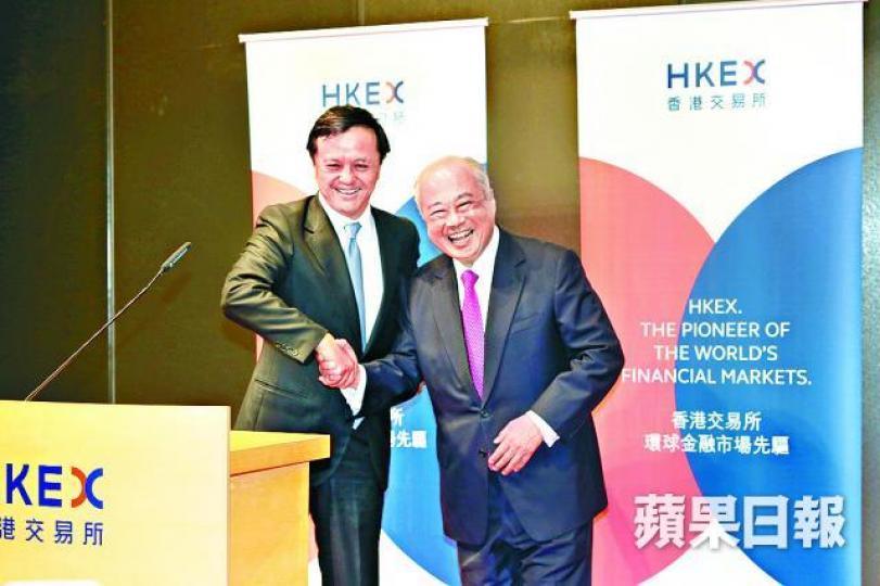■周松崗(右)噚日正式退任港交所主席,同李小加互送高帽。 ■周松崗(右)噚日正式退任港交所主席,同李小加互送高帽。