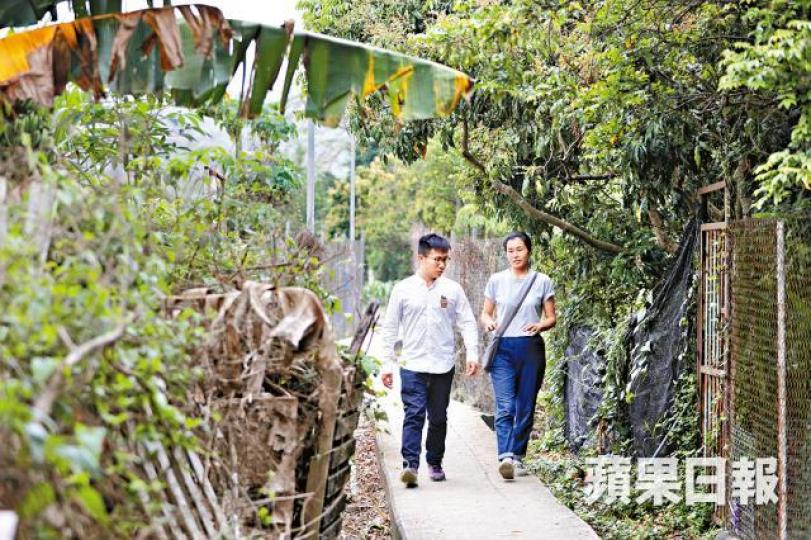 ■東北抗爭者曾以蕉葉為記,黃浩銘與馬屎埔村民區晞旻閒聊,村內現時只餘數十戶留守。王心義攝 ■東北抗爭者曾以蕉葉為記,黃浩銘與馬屎埔村民區晞旻閒聊,村內現時只餘數十戶留守。王心義攝